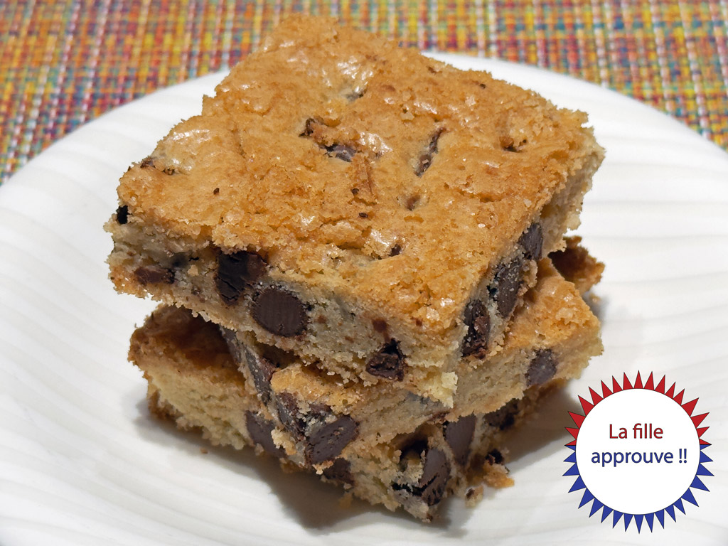 3 blondies dans un tas sur une petite assiette, avec le sceau "La Fille approuve !!"