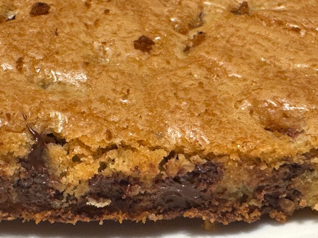 Vue proche de l'avant d'un blondie, avec des pépites de chocolat en gros-plan