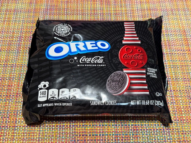 Paquet d'Oreos avec une fausse « bouteille » de Coca-Cola imprimée en haut. C'est en fait un tas des biscuits, qui ont un côté rouge et un côté noir.