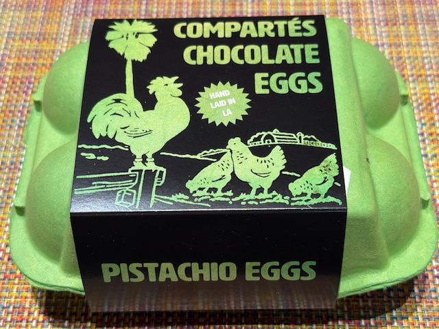 Carton vert de 6 œufs de Pâques, avec le nom "Compartes Chocolate Eggs" en haut