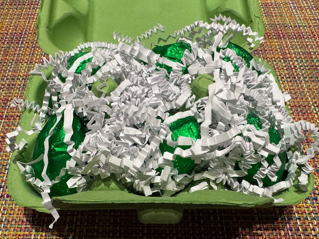 Vue du carton ouvert, avec 6 petits œufs là-dedans