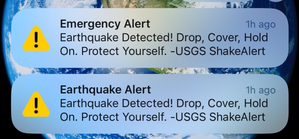 Deux alertes qui disent : « Tremblement de terre détecté : Laisse-toi tomber, couvre-toi, et tiens. »