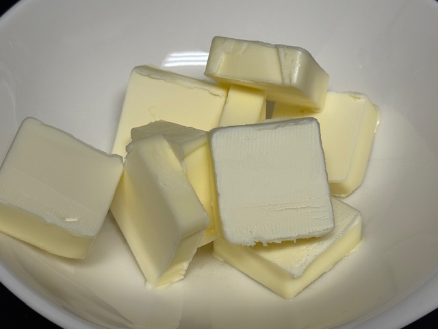 Beurre coupé en dès dans un bol