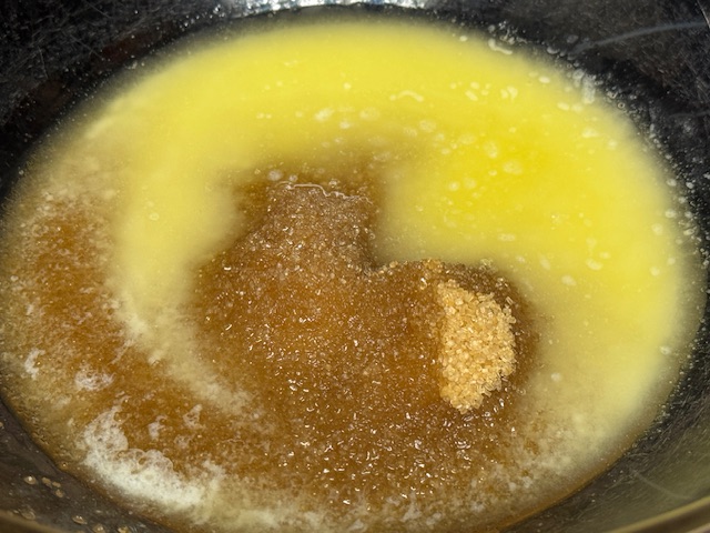 Beurre fondu versé sur la cassonade