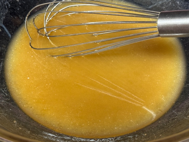 Mélange homogène de beurre et de cassonade