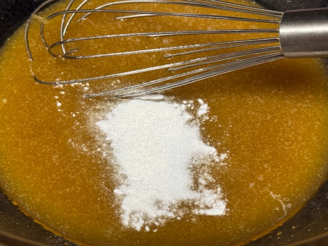 Levure chimique et sel versés dans le saladier