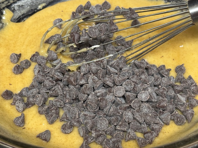 Pépites de chocolat versés sur la pâte