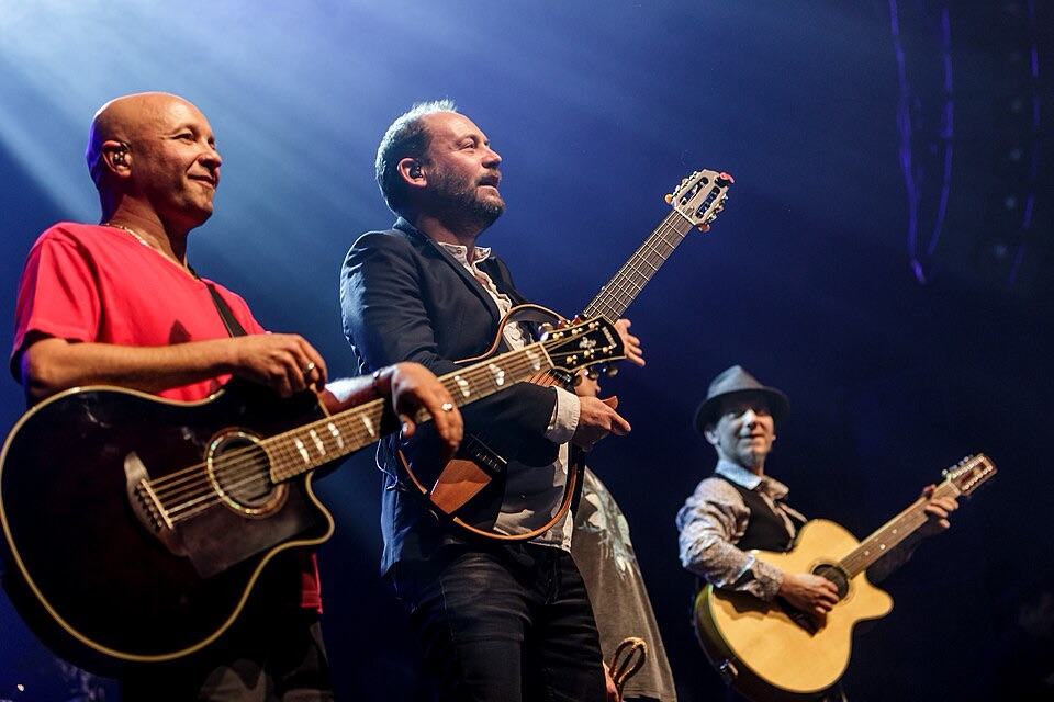 Photo de trois membres de Tryo en concert à Brest