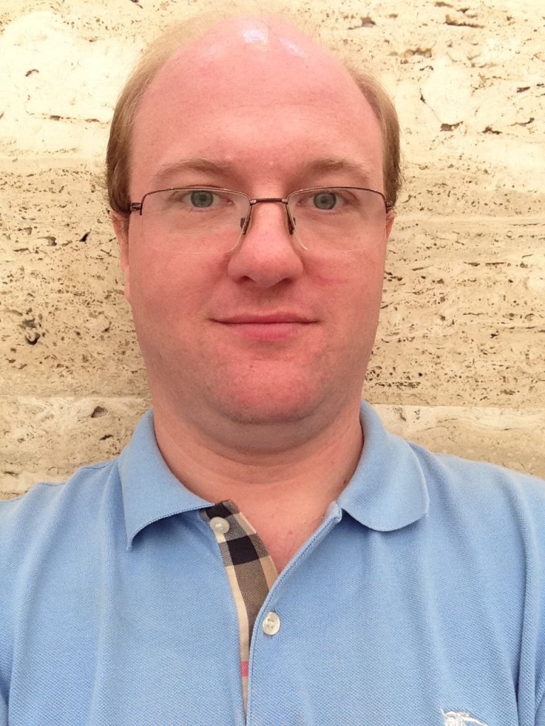 Photo de profil prise en 2013. Je porte des lunettes sans monture.