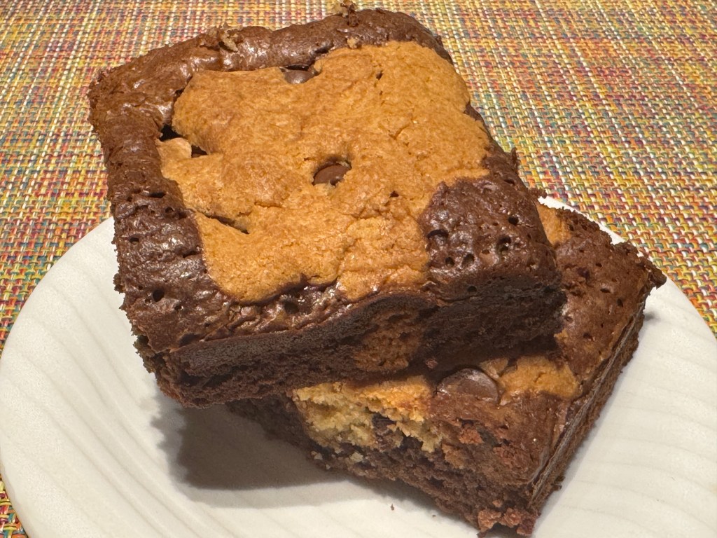 Deux brookies, un au-dessus de l'autre, sur une assiette