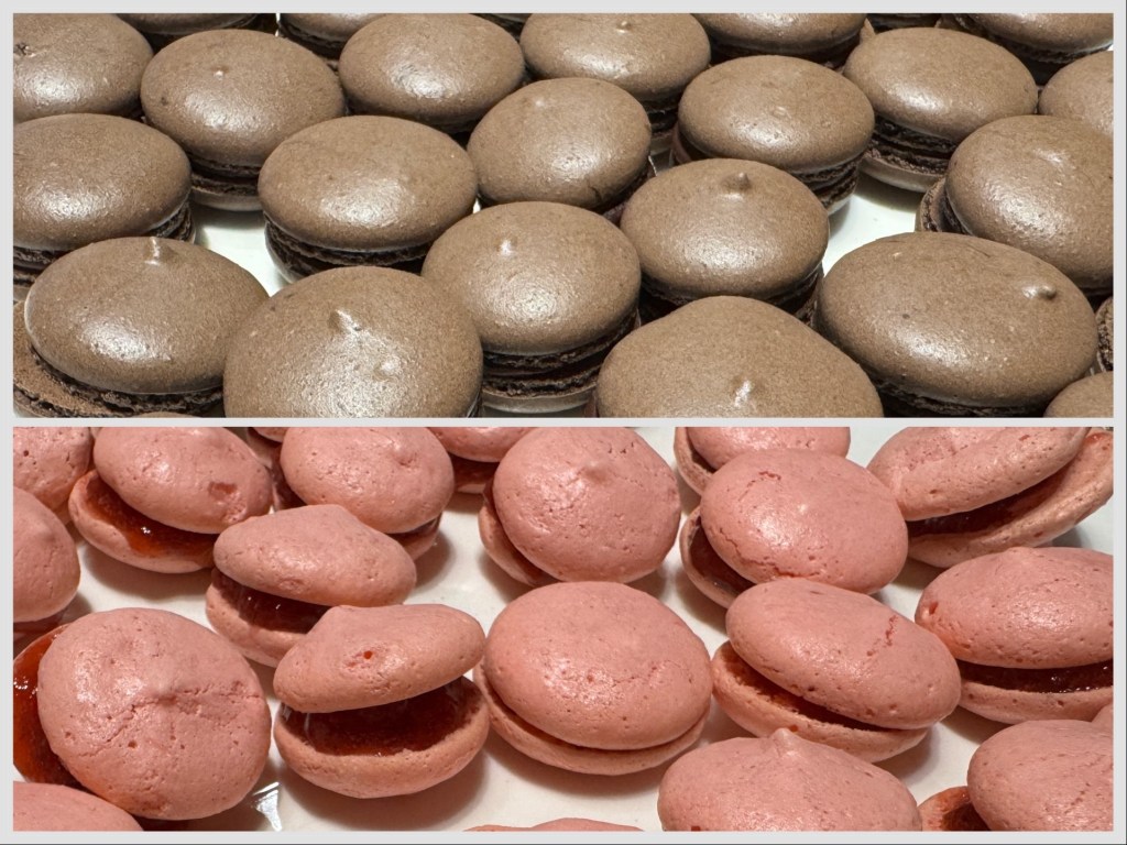 En haut : macarons au chocolat ; en bas : macarons à la fraise