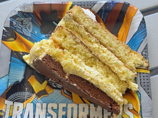 Tranche du gâteau sur une assiette qui dit "Transformers" -- j'ai utilisé des ustensiles qui restaient d'autres fêtes
