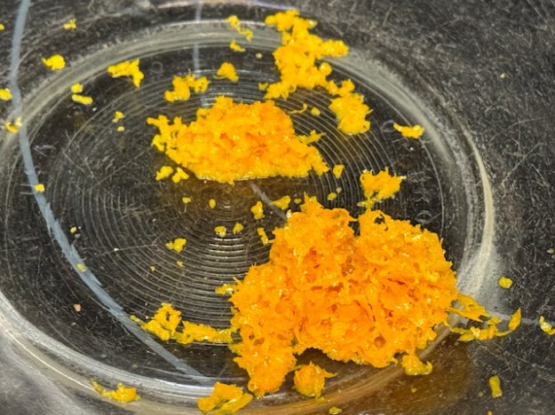 Du zeste d'orange dans le saladier