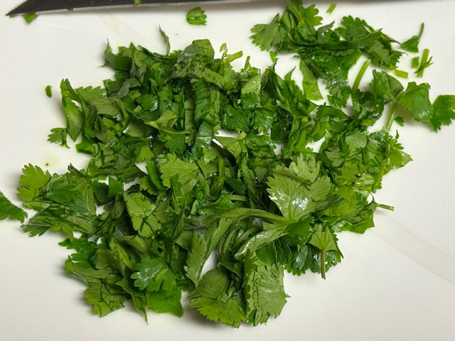 Feuilles de coriandre émincées