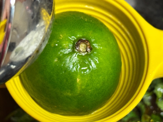 Demi-citron vert dans une presse