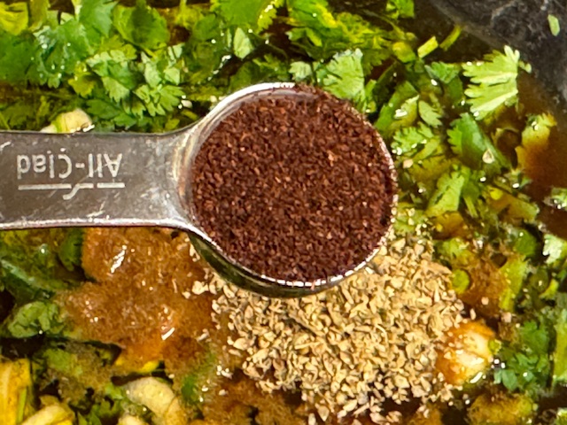 De la poudre ancho -- qui a une couleur mi-rouge, mi-marron