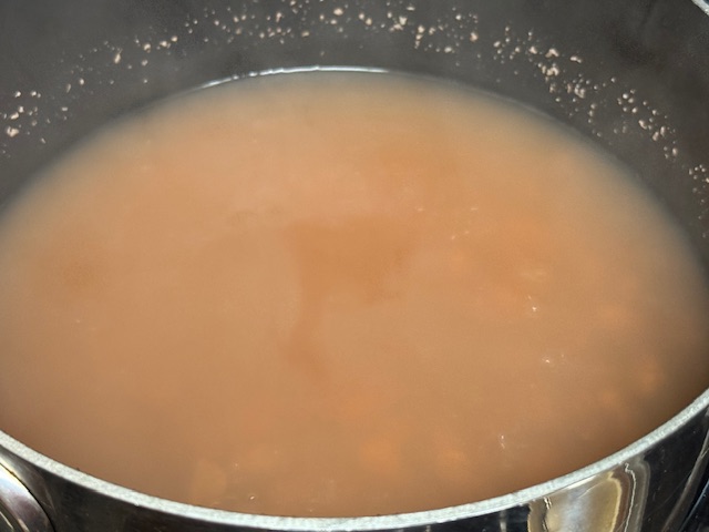 Haricots dans l'eau devenue rose après 1 1/2 heures de cuisson