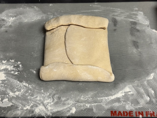 Pâte pliée autour du beurre