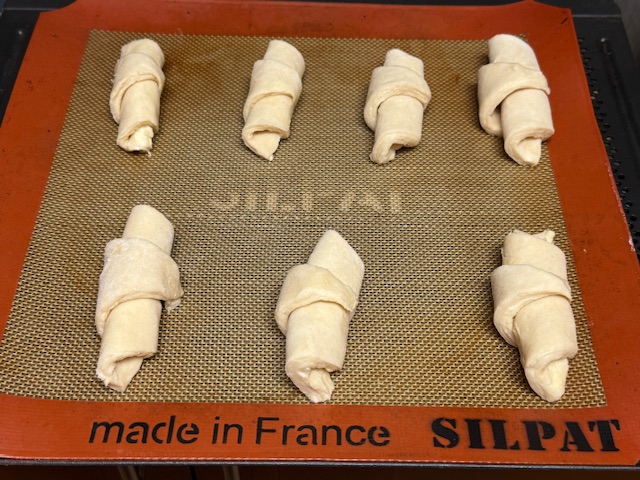 Croissants sur une plaque de cuisson