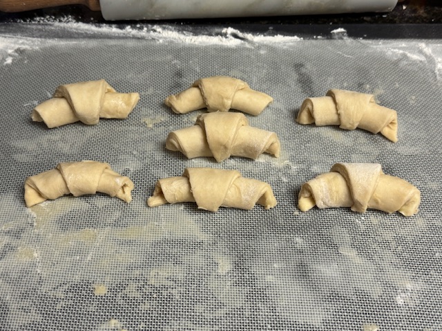 Croissants sur du papier de cuisson