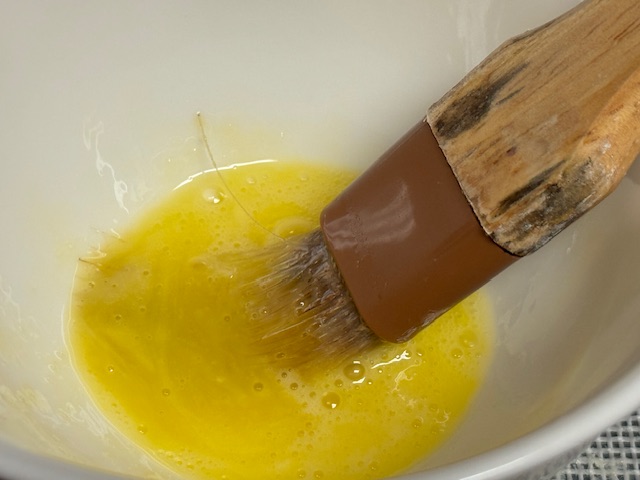 Jaune d'œuf et un pinceau