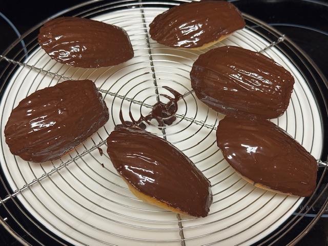 6 madeleines brossées de chocolat sur une grille