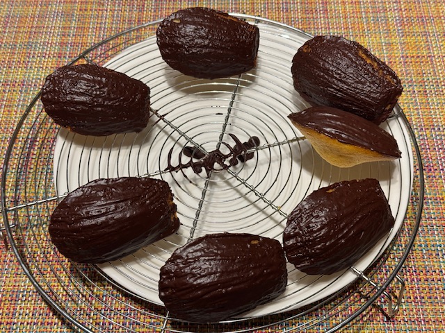 Deuxième lot de madeleines sur une grille sur la table