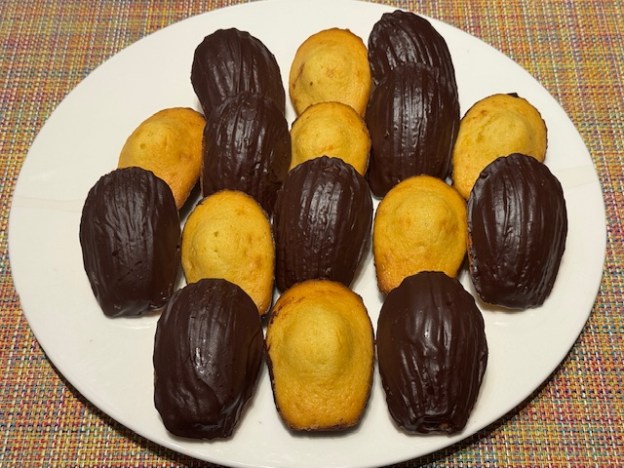Madeleines à l'orange, trempés dans du chocolat