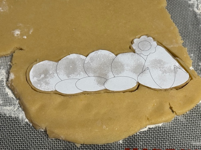 Pâte coupée autour des bords du gabarit