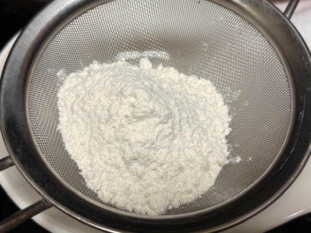 Farine dans un tamis