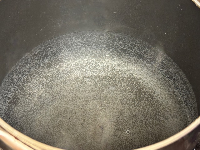 Casserole pleine d'eau bouillante pour un bain-marie