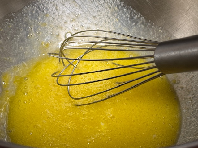 Les œufs et scre fouettés à la main