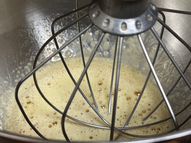 Pâte à génoise dans le robot pour fouetter à grande vitesse