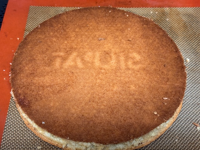 Vue de l'autre côte de la génoise, avec le nom "Silpat" imprimé sur la surface