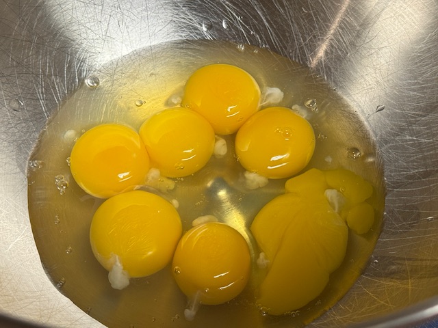 Des jaunes d'œuf dans le bol du robot
