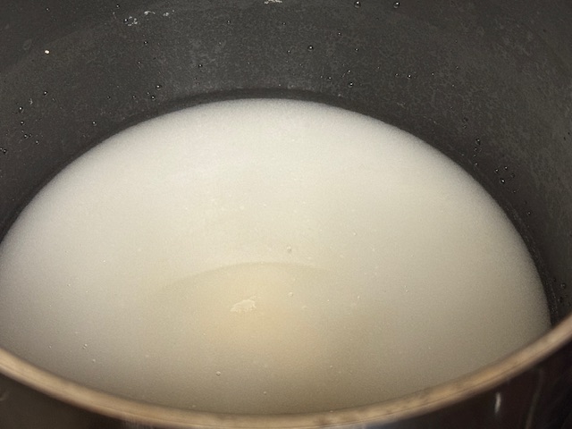 Sucre et eau dans une casserole