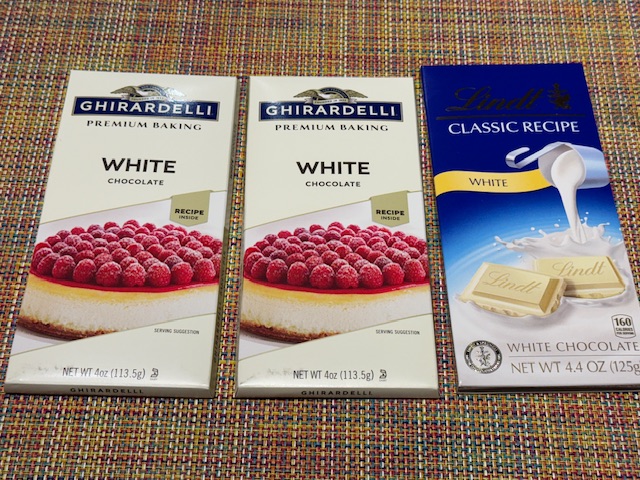 Trois barres de chocolat blanc, toujours emballées