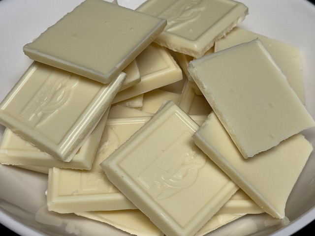 Le chcolat blanc cassé en carrés