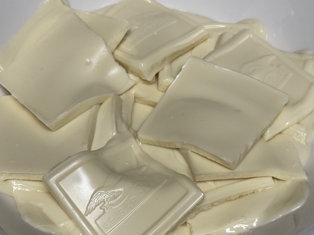 Chocolat blanc fondu, mais toujours gardant la forme de certains carrés