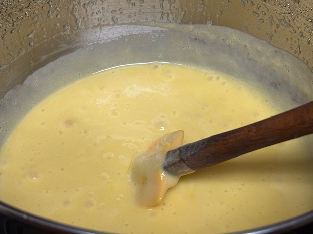 Mélange d'œufs et de chocolat blanc