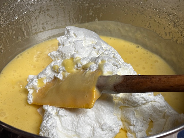 Chantilly versée dans les œufs