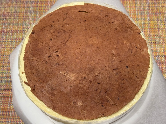 Dernier disque de biscuit au chocolat posé sur le gâteau