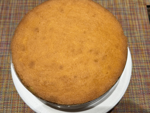 Gâteau sorti du frigo et retourné afin que la génoise est en haut