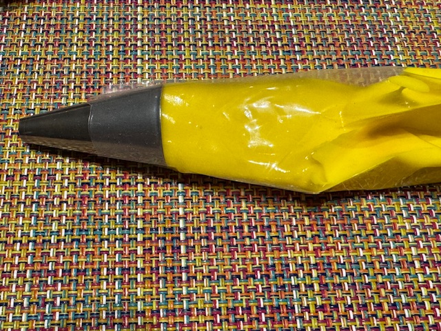 Poche à douille rempli de glaçage jaune