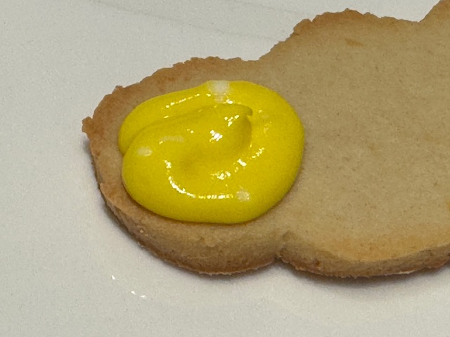 Glaçage jaune poché sur la queue