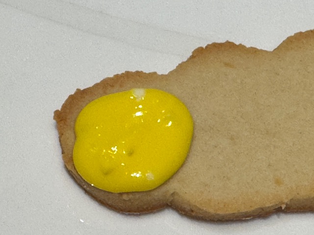 Glaçage jaune ajusté avec un cure-dent