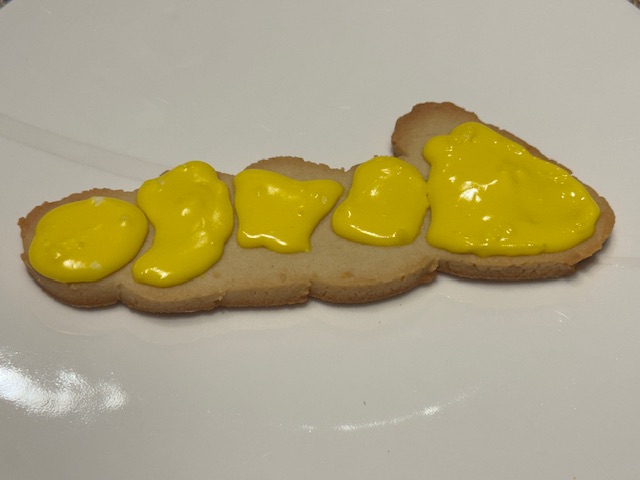 Les 4 parties du corps et la tête avec leur glaçage jaune