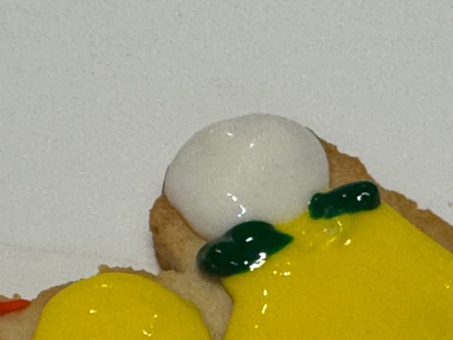 Feuilles vertes dessinées à la base de la fleur