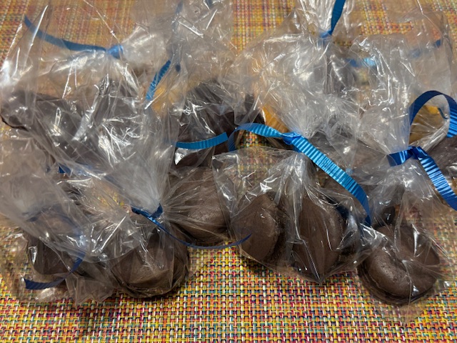 4 sacs en plastique de madeleines et 4 sacs de macarons