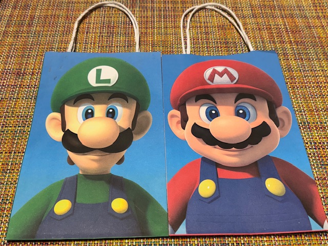 Sacs cadeaux avec soit Mario soit Luigi.